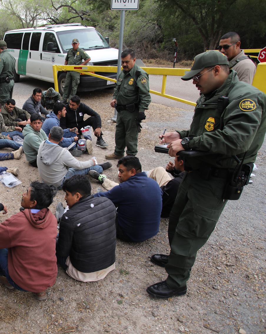 Байден направил 1500 военнослужащих противостоять потоку мигрантов на границе с Мексикой