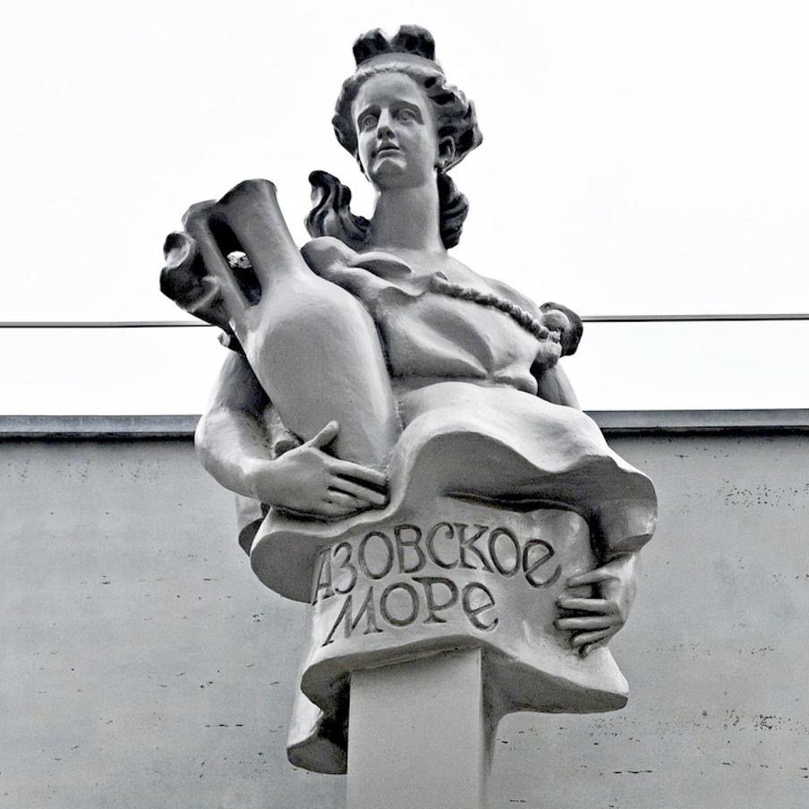 Азовское море тесно связано с Чёрным – Керченским проливом. По задумке скульпторов Салавата Щербакова и Бориса Орлова, Азовское море, как и Чёрное море, было изображено в виде девушки времён Античности – молодая дама в греческих одеждах, с собранными в античную причёску волосами держит в руках амфору. Такие предметы до сих пор находят на дне Чёрного и Азовского морей. Всё потому, что здесь проходили пути торговых судов.