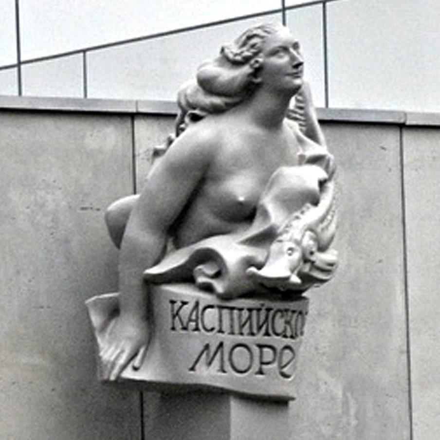 Каспийское море омывает и Россию, и Азербайджан, и Иран. Потому авторы изобразили его представительницей южных народов, с горбинкой на носу. А её оголённость – художественный ход, отражающий стиль барокко.
