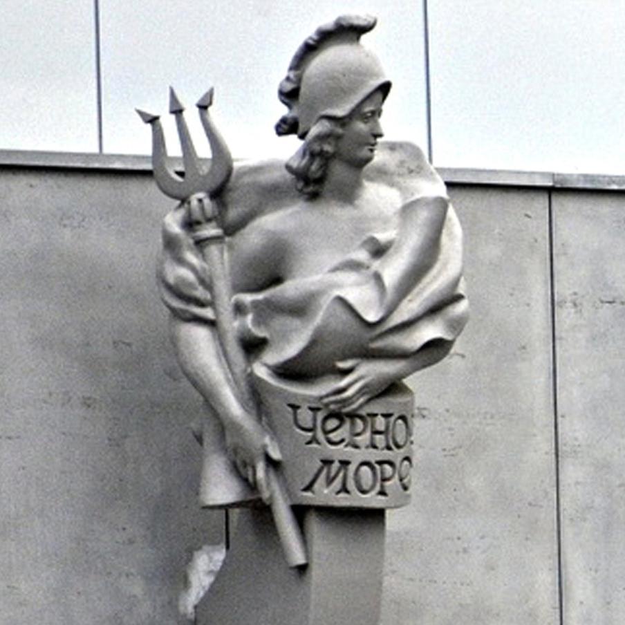 Чёрное море открывает череду скульптур, если смотреть слева направо. По задумке авторов, первая фигура отправляет нас в античное время. Девушка в греческом шлеме, как у богини мудрости и войны Афины; в руках она держит трезубец, подобный тому, что у Посейдона. Тело молодой женщины покрывает драпировка, какие носили в Древней Греции.