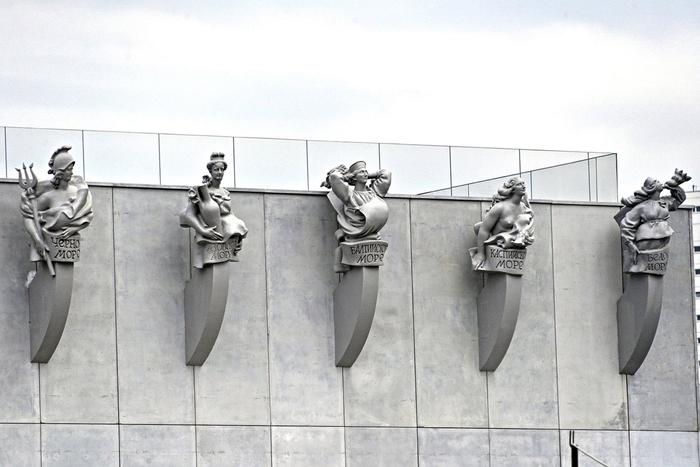 Салават Щербаков раскрыл секрет фигур на здании нового вокзала