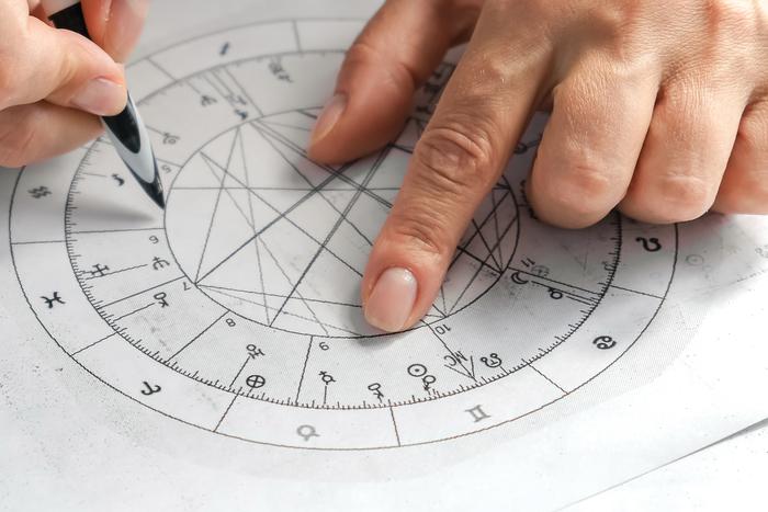 Горячий май: какие знаки зодиака заработают и поднимутся по карьерной лестнице в этом месяце