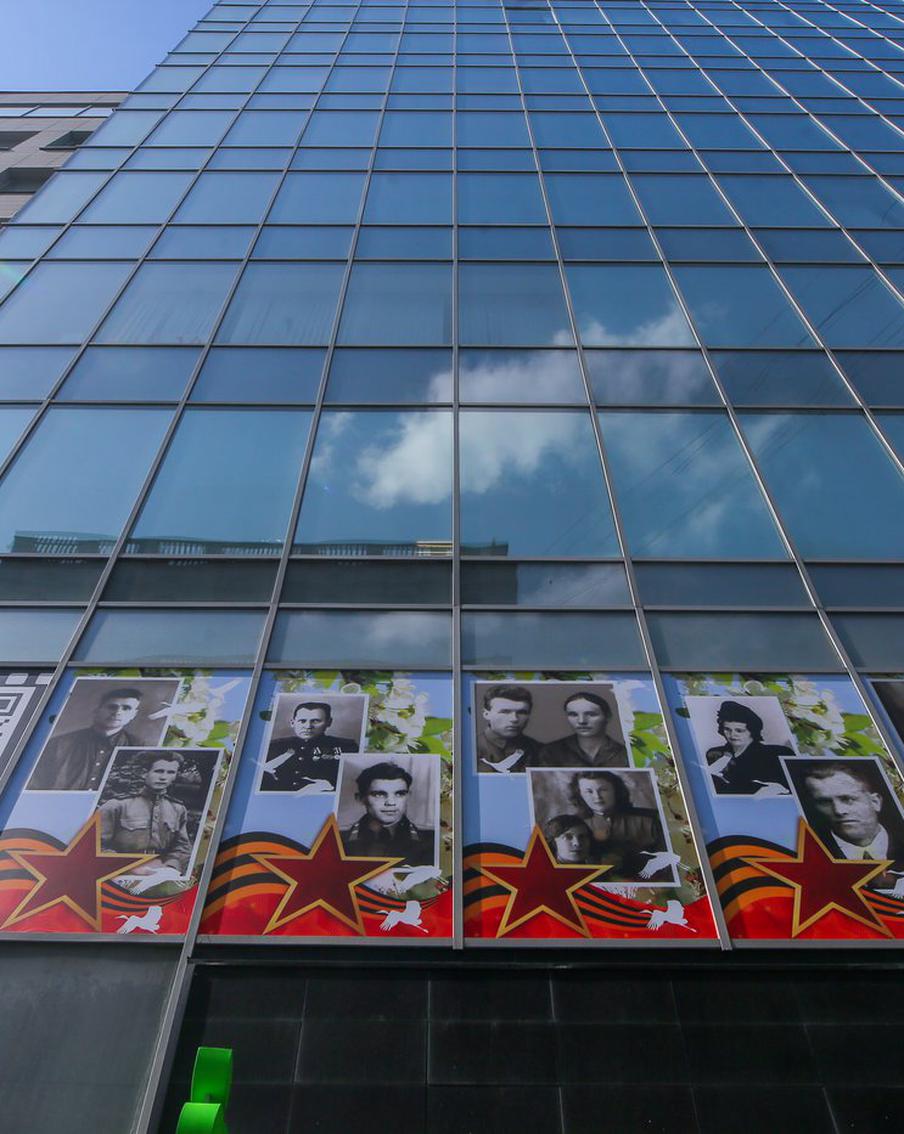 Портреты героев Победы появились на здании Делового центра в самом сердце Москвы