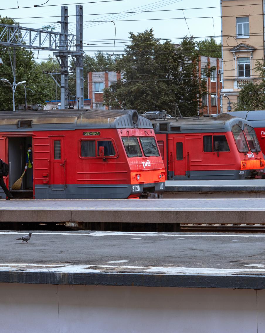 В Петербурге сильно задержались пригородные поезда