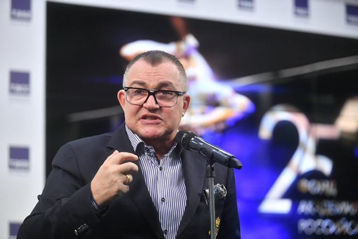 Дмитрий Дибров уезжает на майские праздники. Едет он в компании жены и группы единомышленников