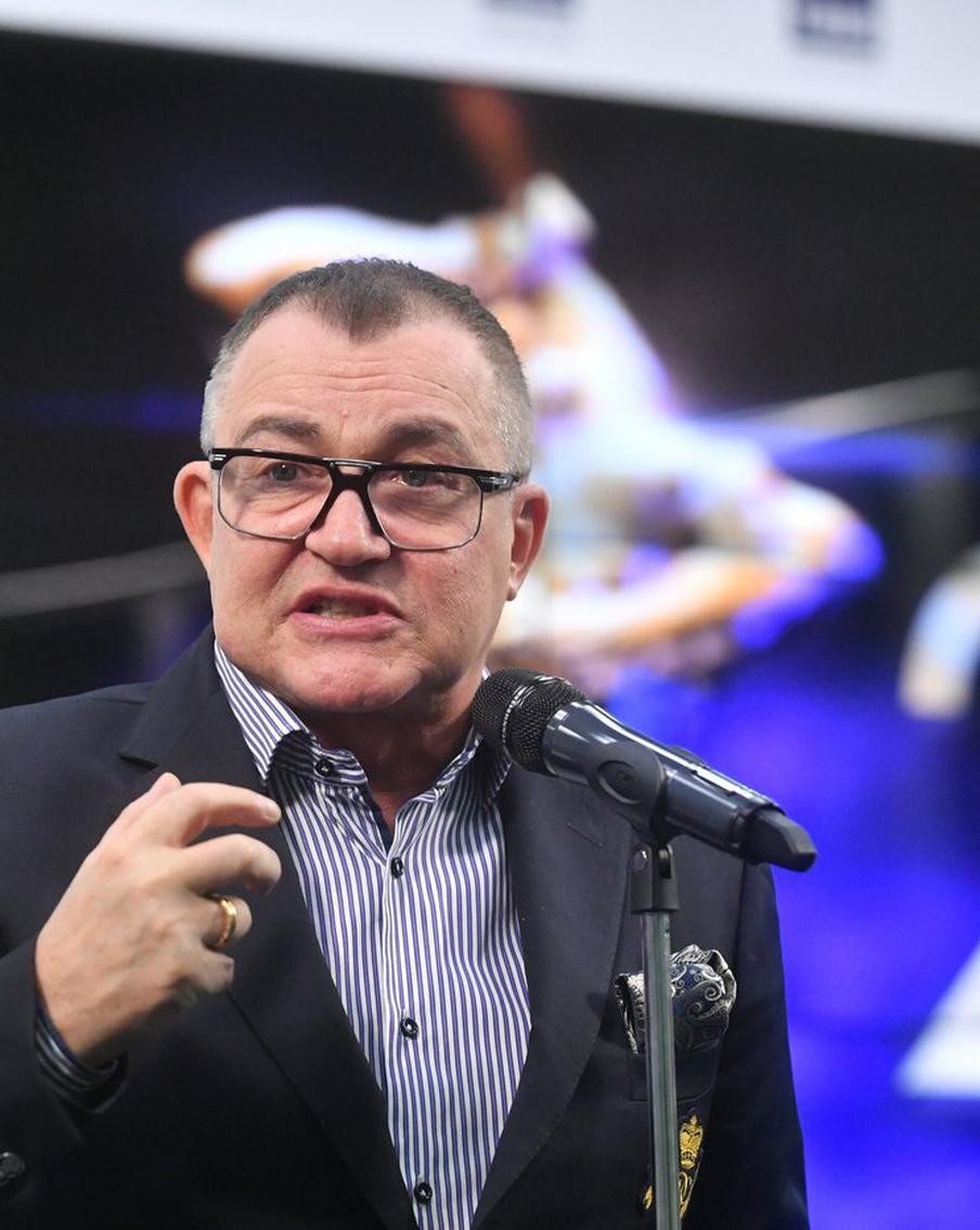 Дмитрий Дибров уезжает на майские праздники. Едет он в компании жены и группы единомышленников