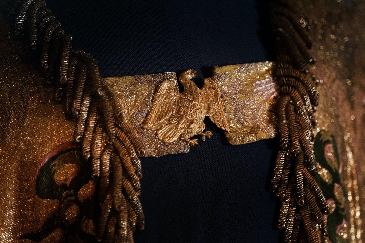 Застёжка с орлом на императорской мантии.