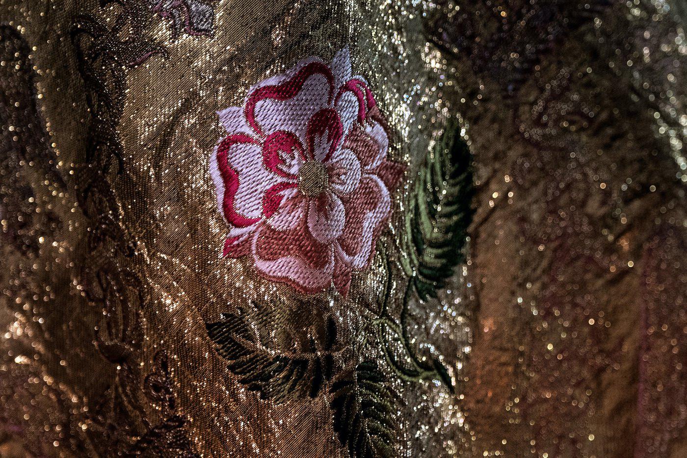 Вышивка в виде розы на императорской мантии.