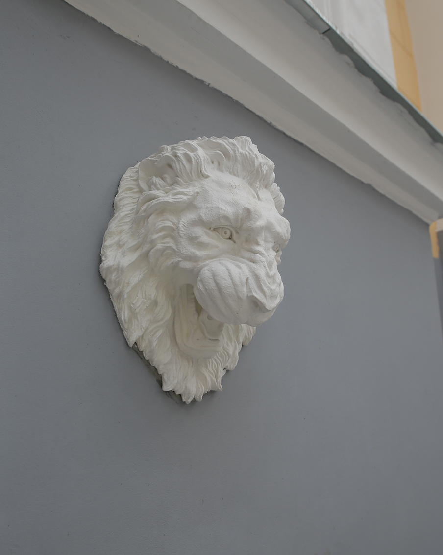 Голова льва на фасаде.