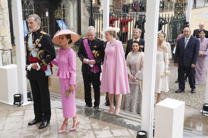 Коронация короля Великобритании Карла III: кто и в чём пришёл на церемонию