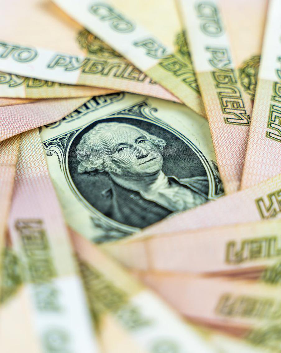 Деревянный улетит: доллар осенью будет стоить 90 рублей