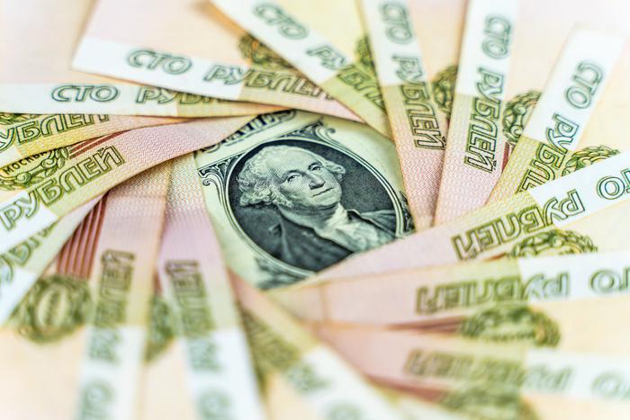 Деревянный улетит: доллар осенью будет стоить 90 рублей