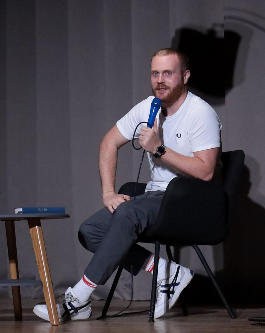 Евгений Чебатков всерьёз взялся за русскую литературу. На встречи с известным стендапером рвутся целыми семьями