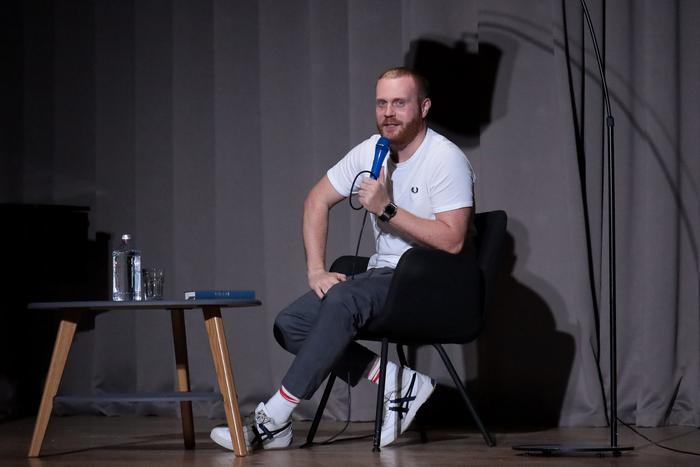 Евгений Чебатков всерьёз взялся за русскую литературу. На встречи с известным стендапером рвутся целыми семьями