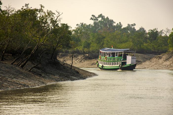 В Индии продолжат вести поисковые работы пострадавших из-за перевернувшейся лодки
