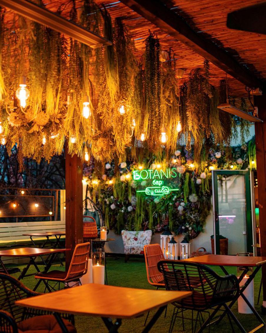 Погода располагает выбраться из ресторанов на улицу. Выбираем для себя самую подходящую летнюю террасу