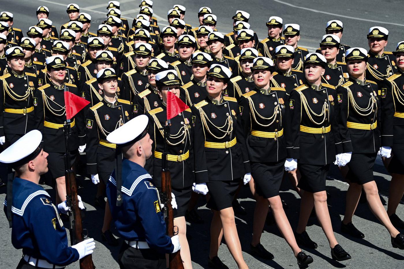 Женские расчёты также приняли участие в параде.