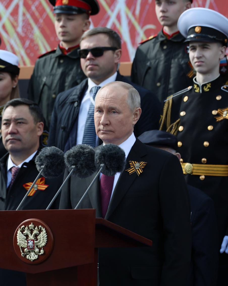Президент России Владимир Путин выступил с обращением на параде Победы
