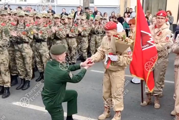 Курсант академии ВКО сделал своей девушке предложение перед парадом Победы