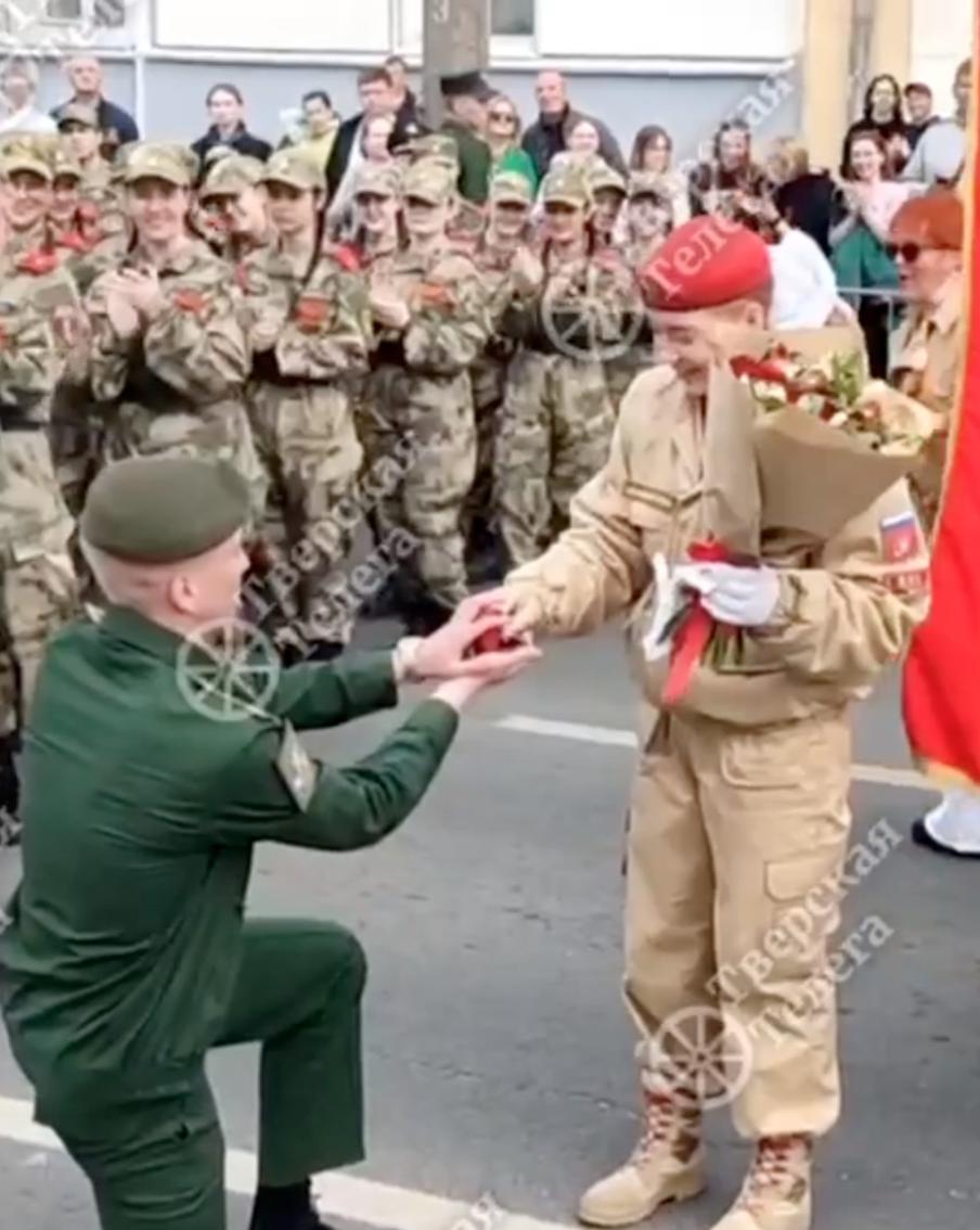 Курсант академии ВКО сделал своей девушке предложение перед парадом Победы