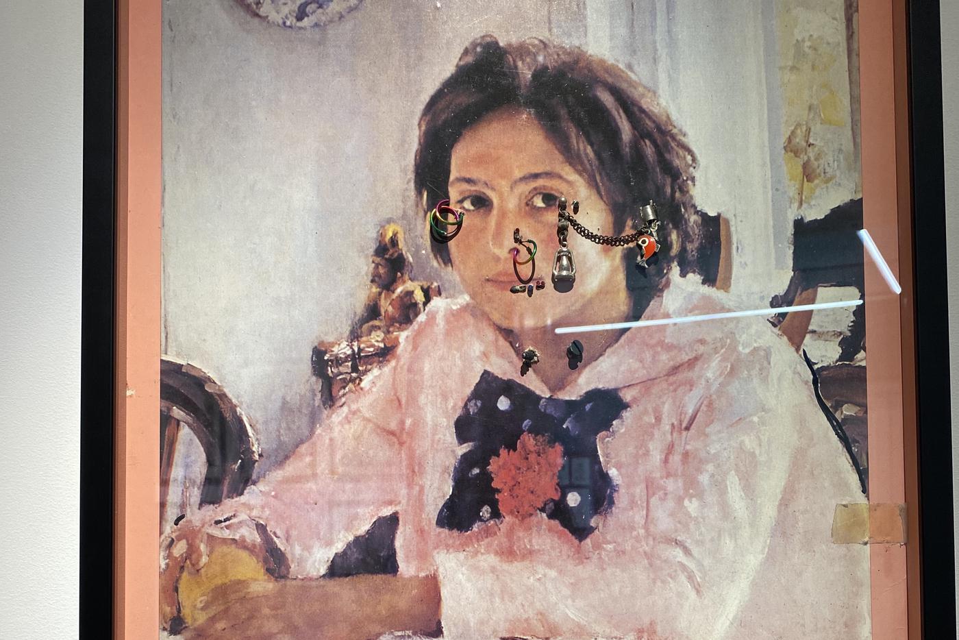 У Вознесенского не только стихи странные: к 90-летию со дня рождения поэта открылась выставка его видеом