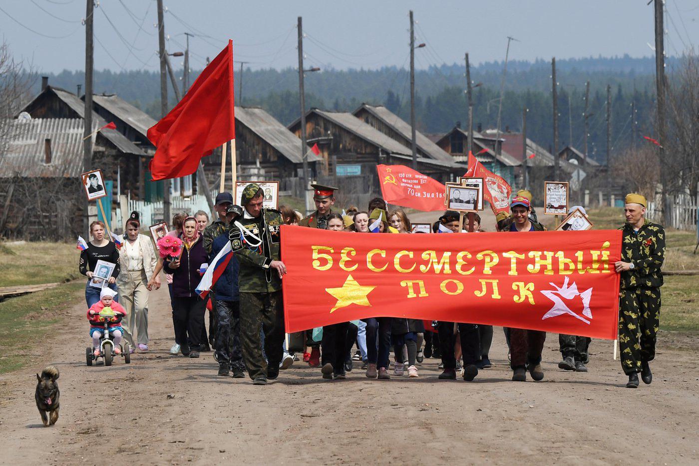 Жители деревушки Бакчет Тасеевского района Красноярского края, в которой проживает не более ста человек, прошлись с "Бессмертным полком" по единственной улице.