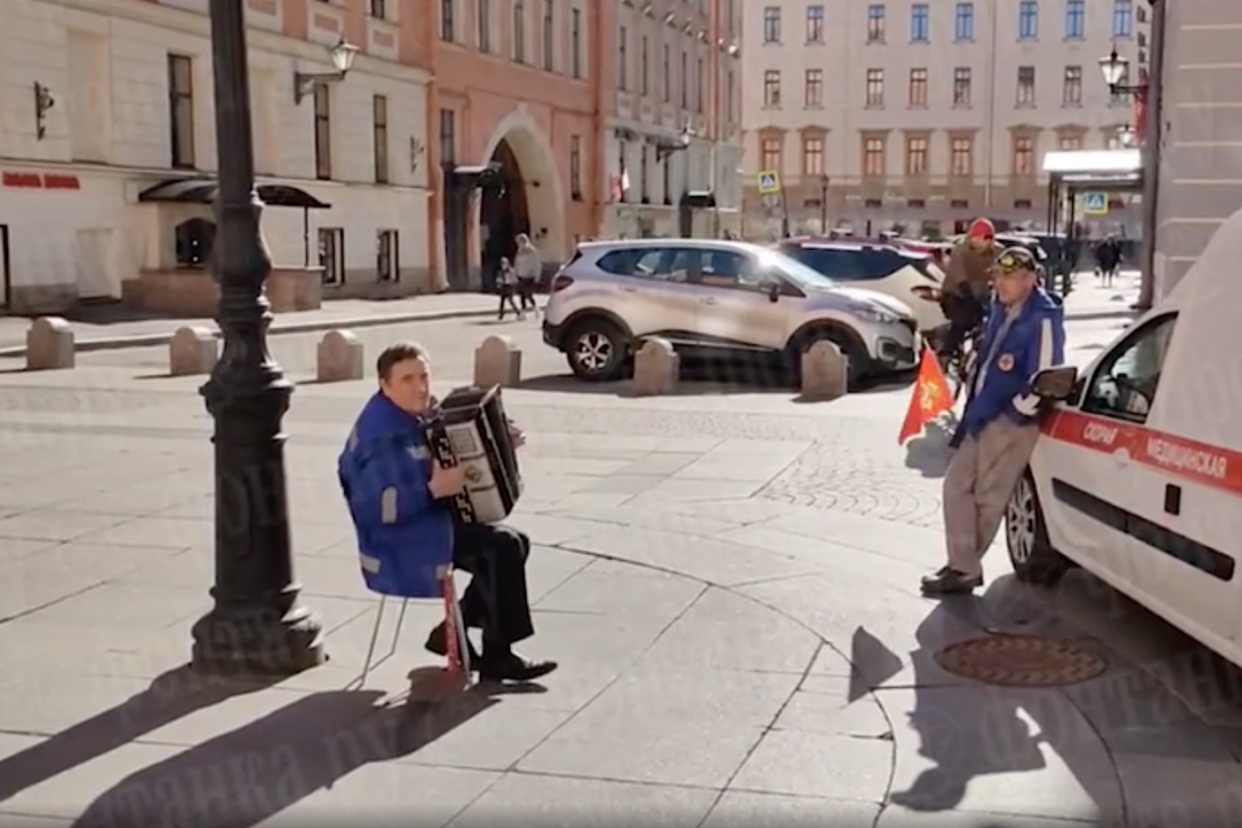 В Петербурге своя атмосфера. Здесь повышенные меры безопасности прекрасно сочетаются с праздничным настроением. На Малой Конюшенной фельдшеры скорой помощи коротали время с музыкой и песнями военных лет.