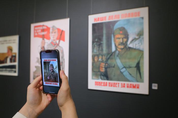 Герои с плакатов "ожили" в Музее Победы: они идут на таран, зовут в бой и читают стихи