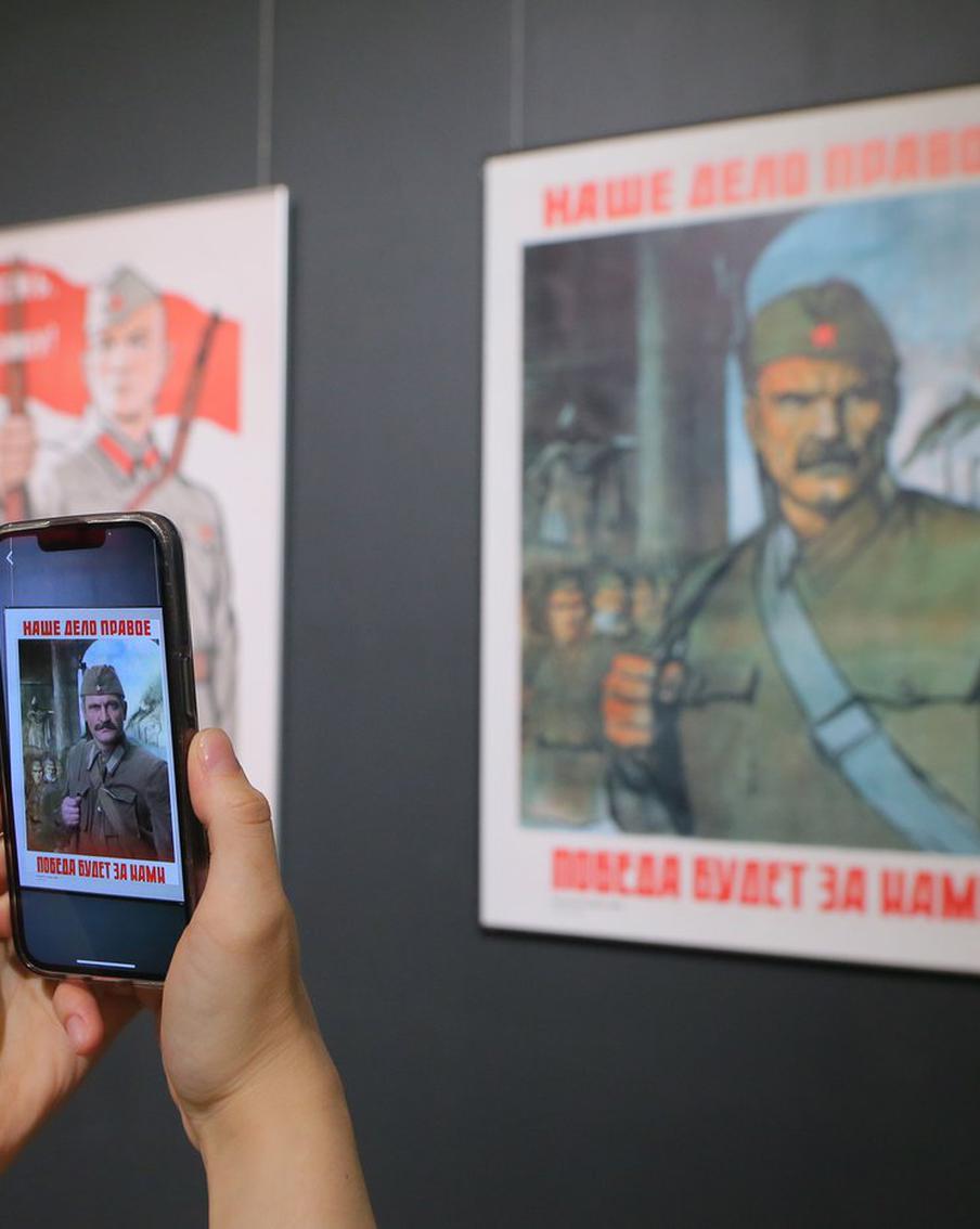 Герои с плакатов "ожили" в Музее Победы: они идут на таран, зовут в бой и читают стихи