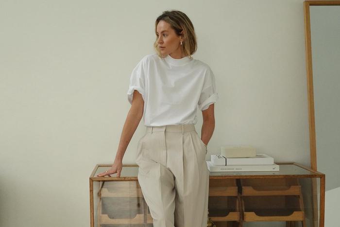 Простая белая футболка: универсальная база и стильная деталь образа