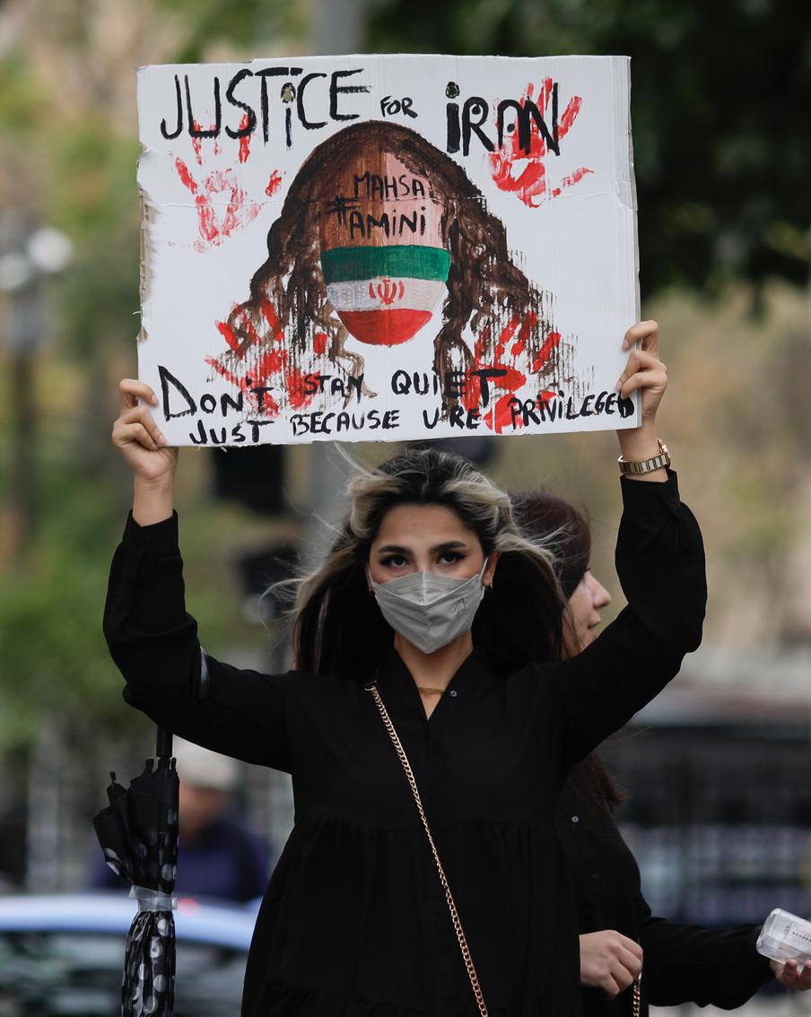 Власти Ирана усиливают давление в ответ на решимость женщин отказаться от хиджаба