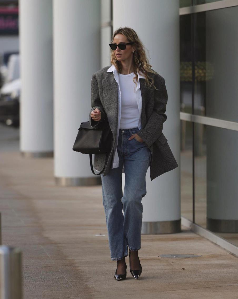 С оверсайз-пиджаком и прямыми джинсами.