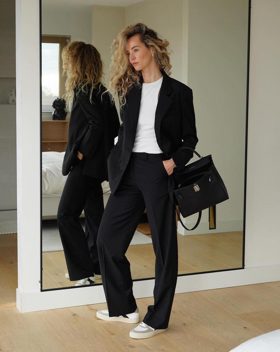 С классическим костюмом.