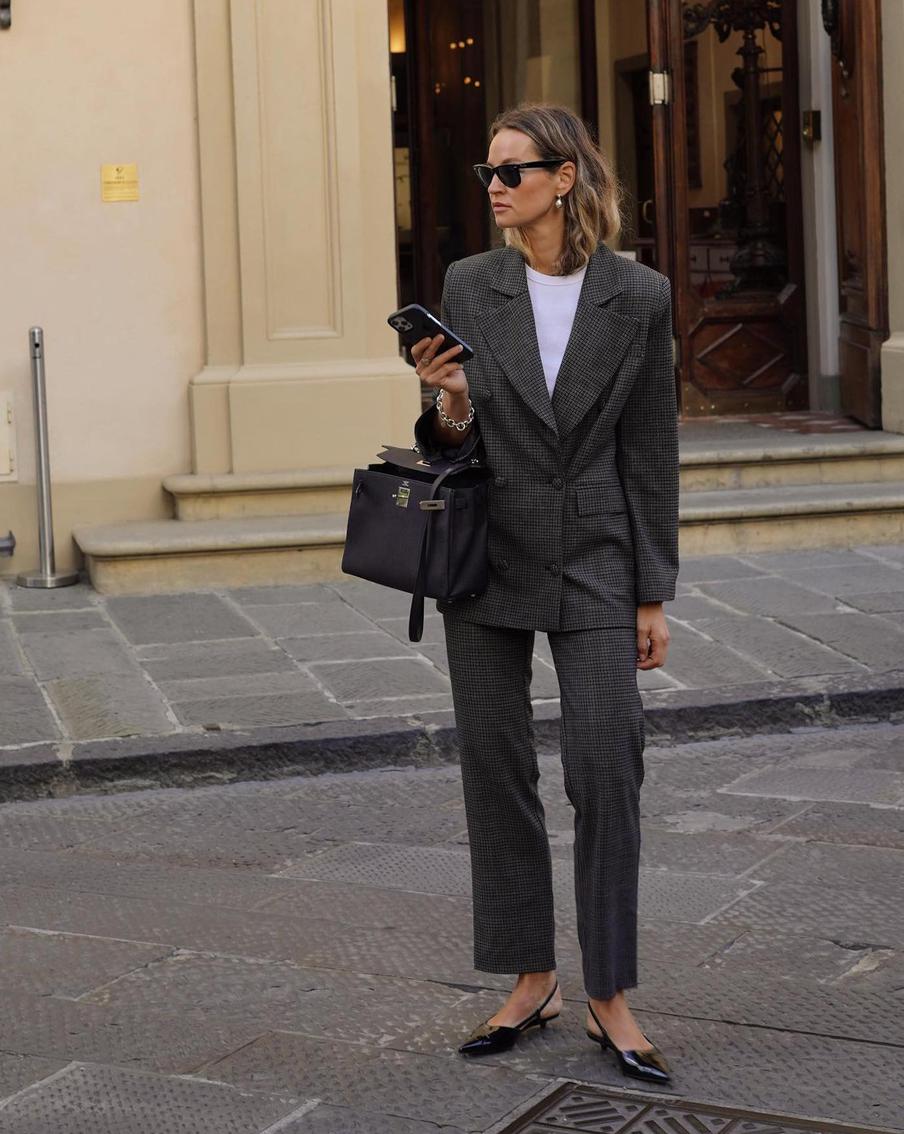 С костюмом.