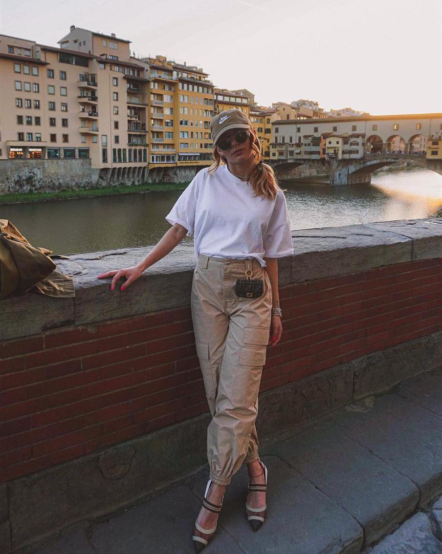 С брюками-карго.