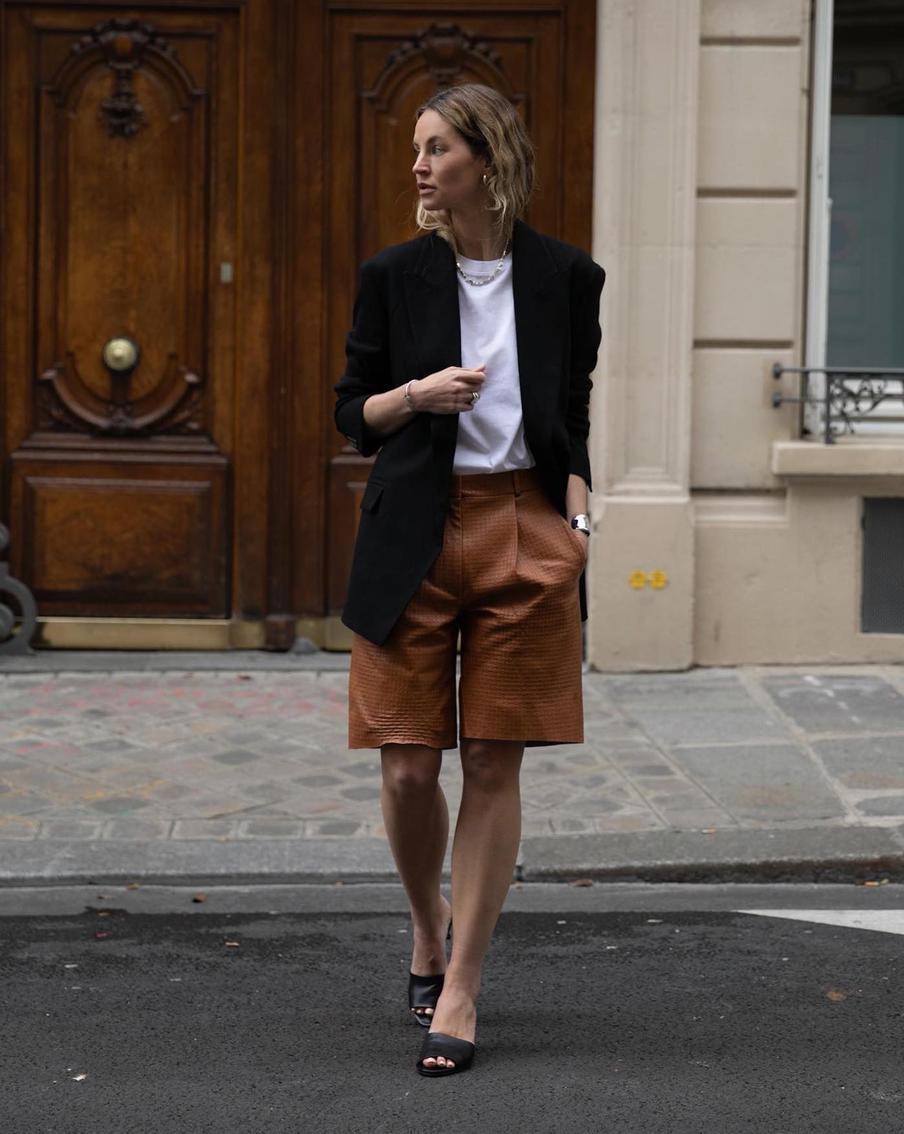 С кожаными шортами.