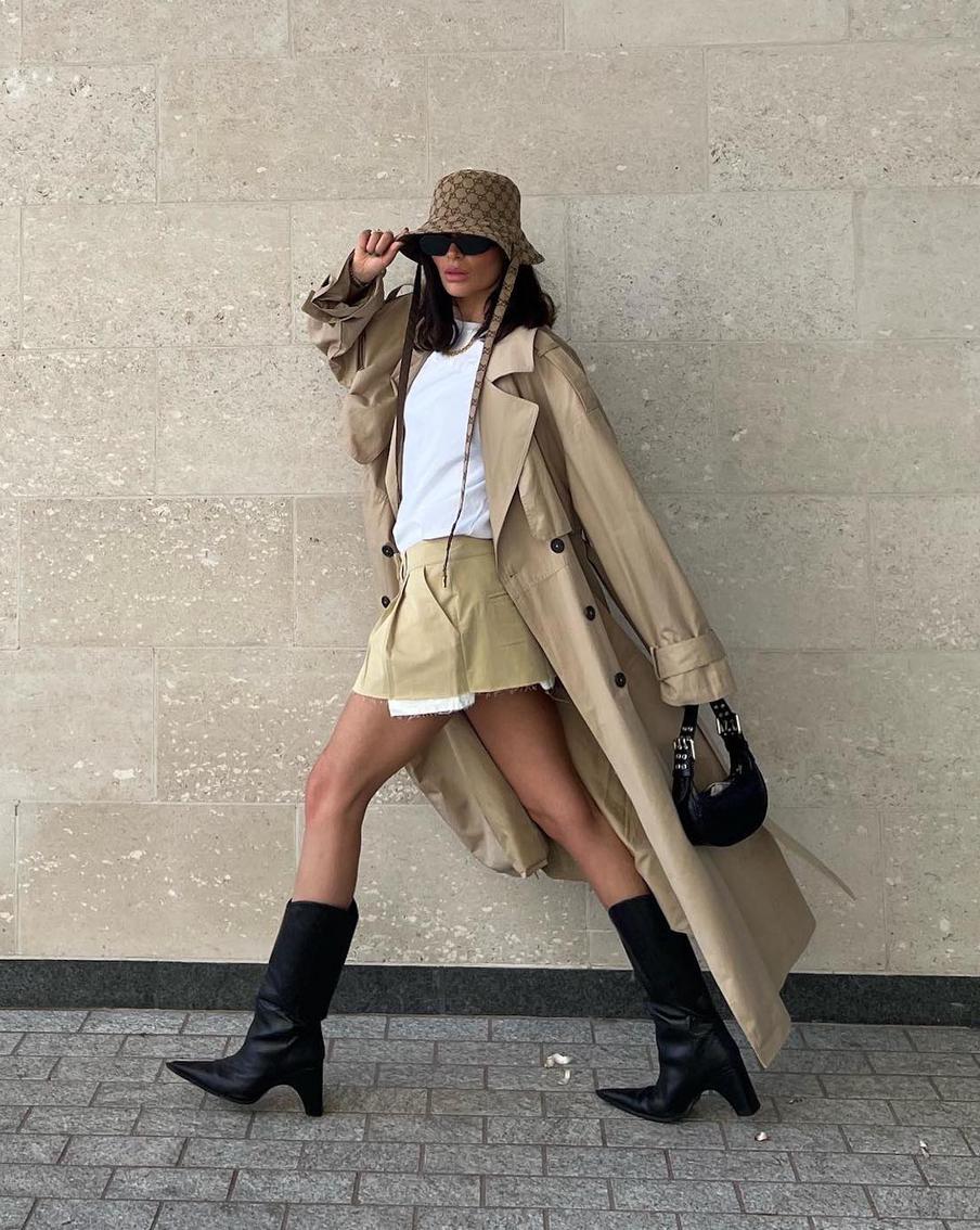 С мини-юбкой и тренчем.