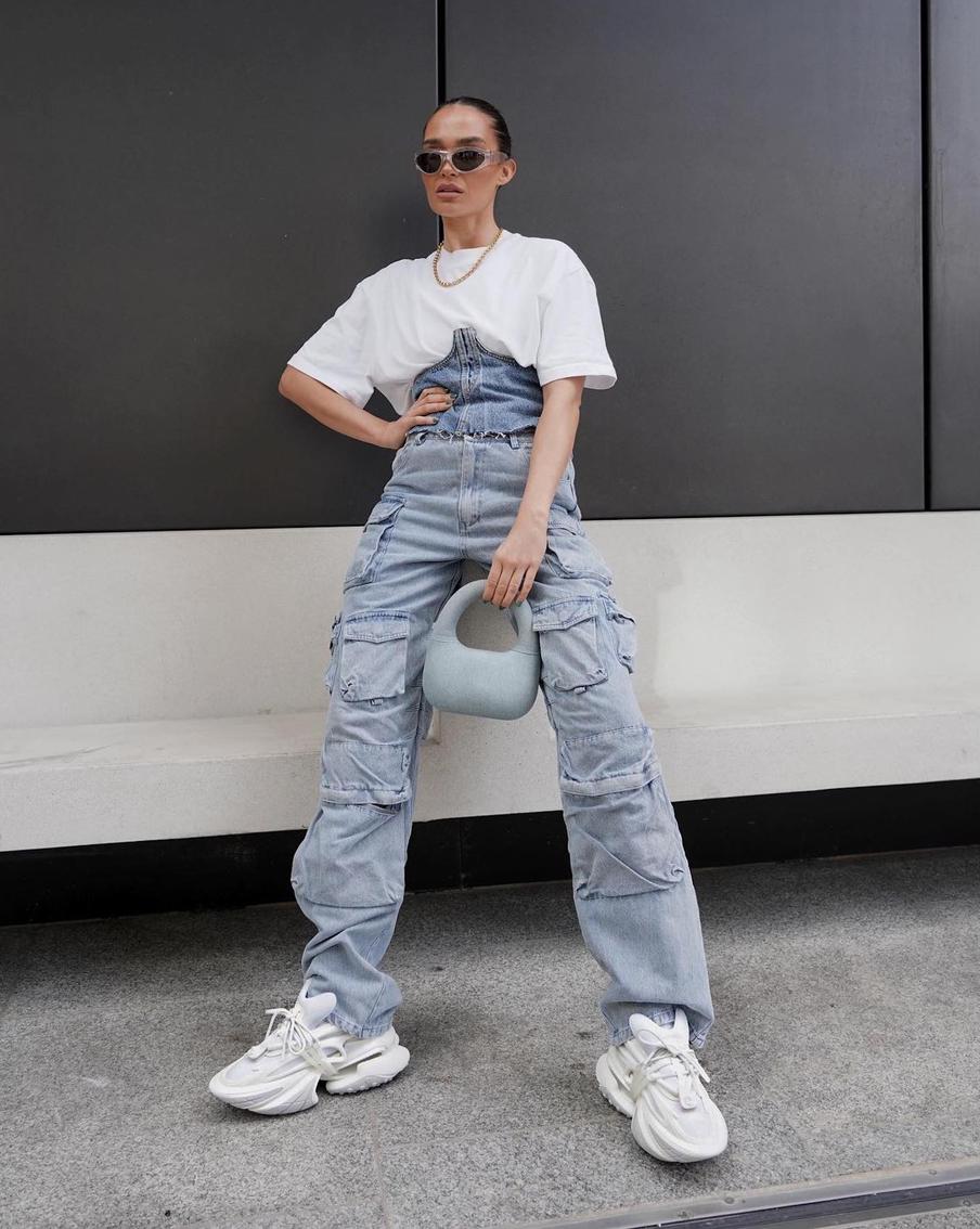 С джинсами-карго.