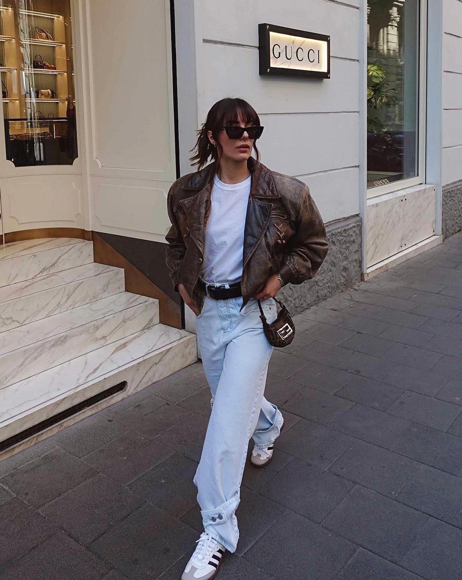 С винтажной косухой.