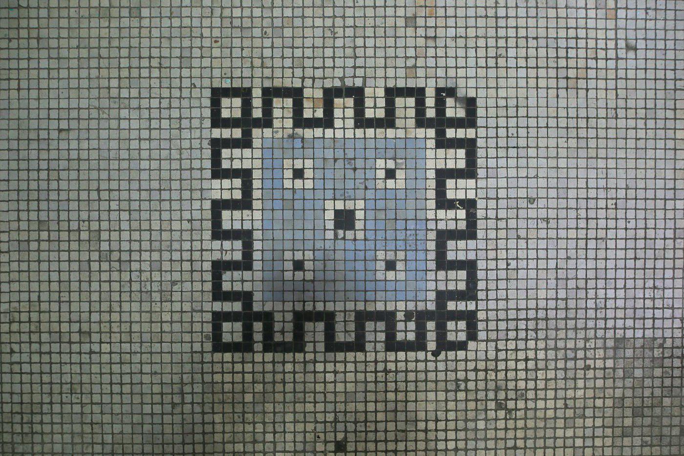 На полу в подъездах до сих пор не стёрлись мозаичные узоры.