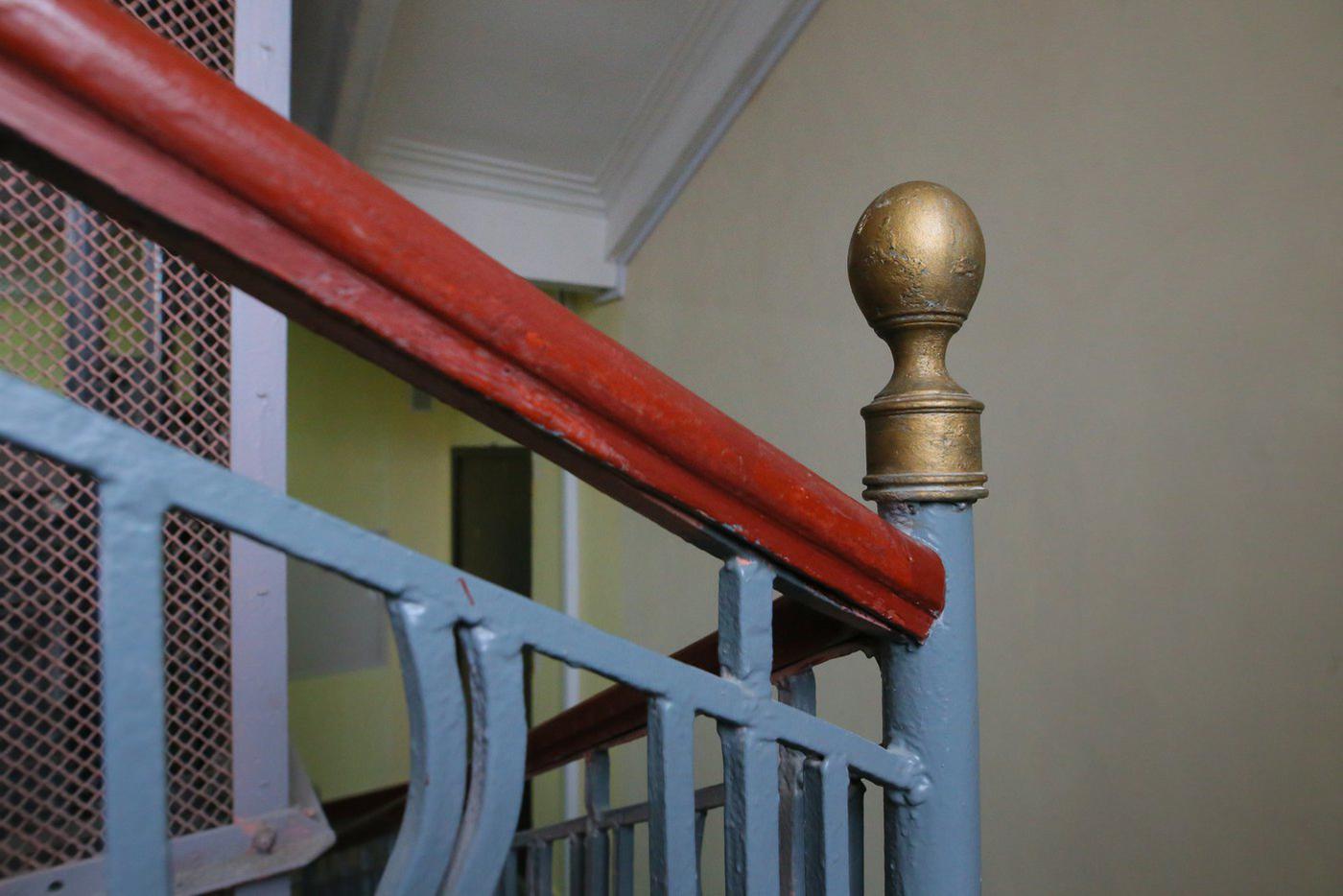 На лестничных перилах есть балясины, хотя кое-где они варварски срезаны.