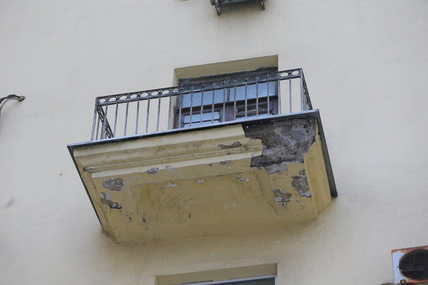 Некоторые балконы в плачевном состоянии.