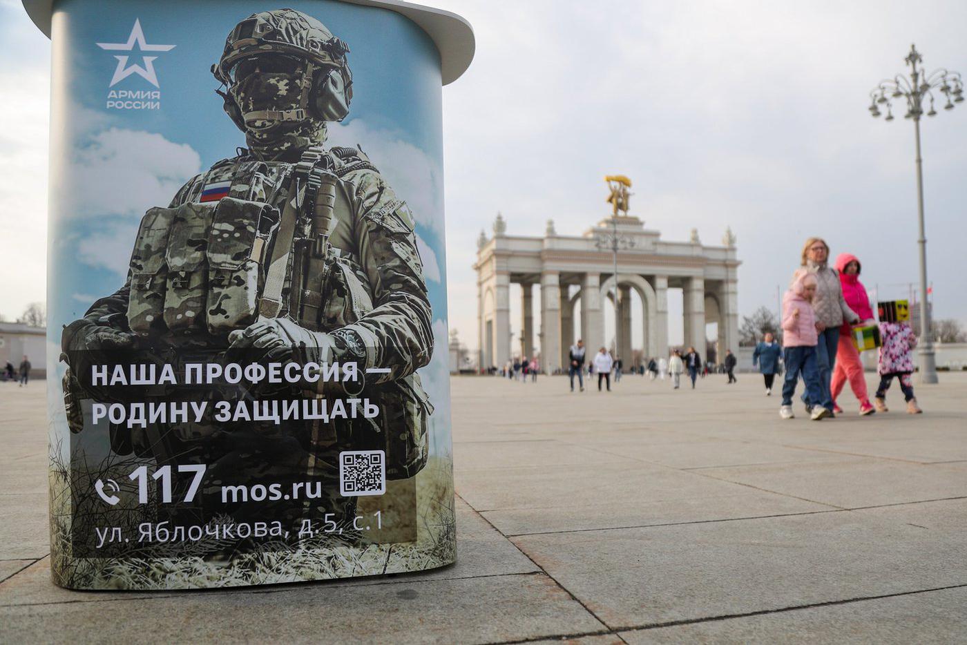 Певица Зара посетила столичный пункт отбора на военную службу по контракту