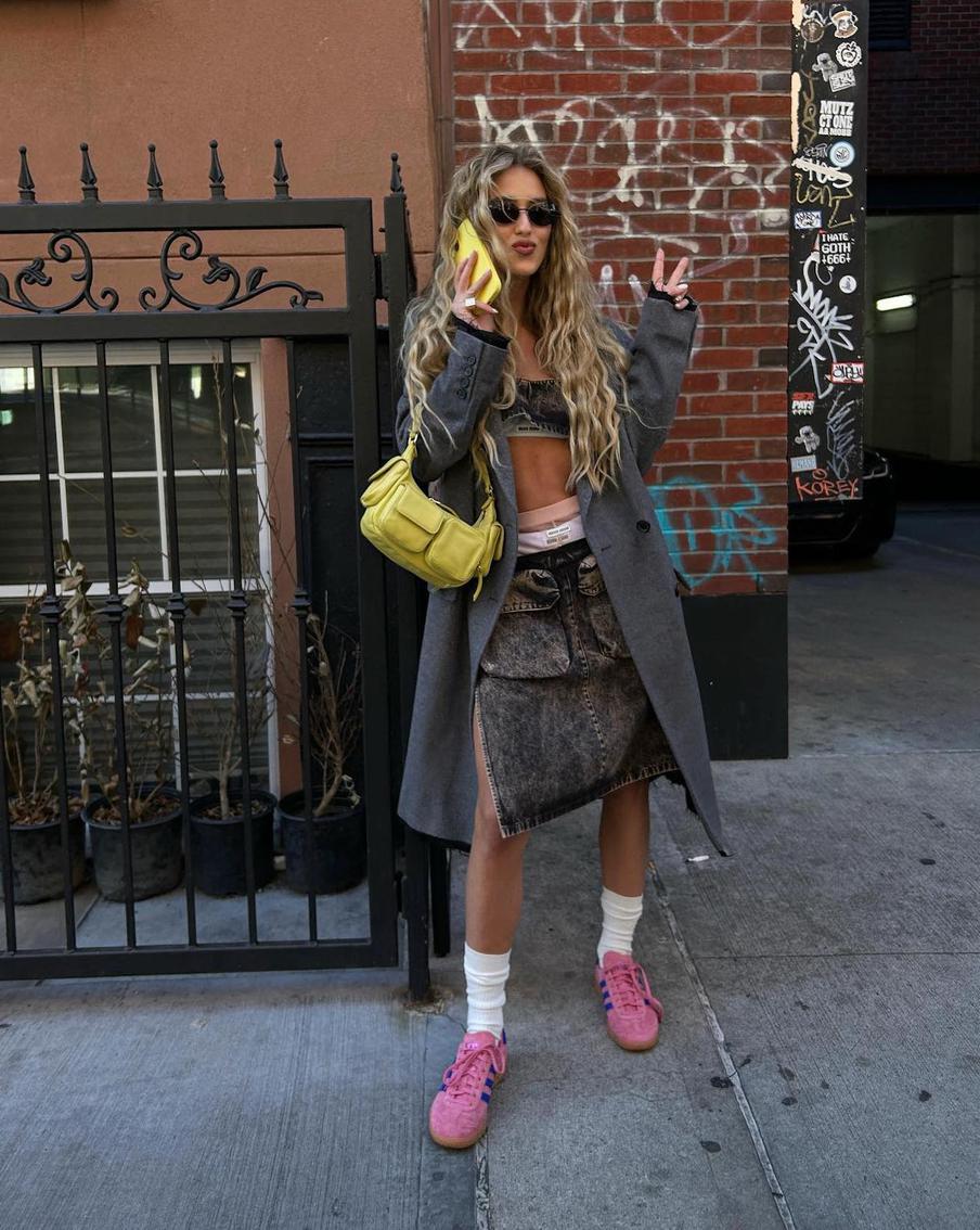 Яркая ретромодель.