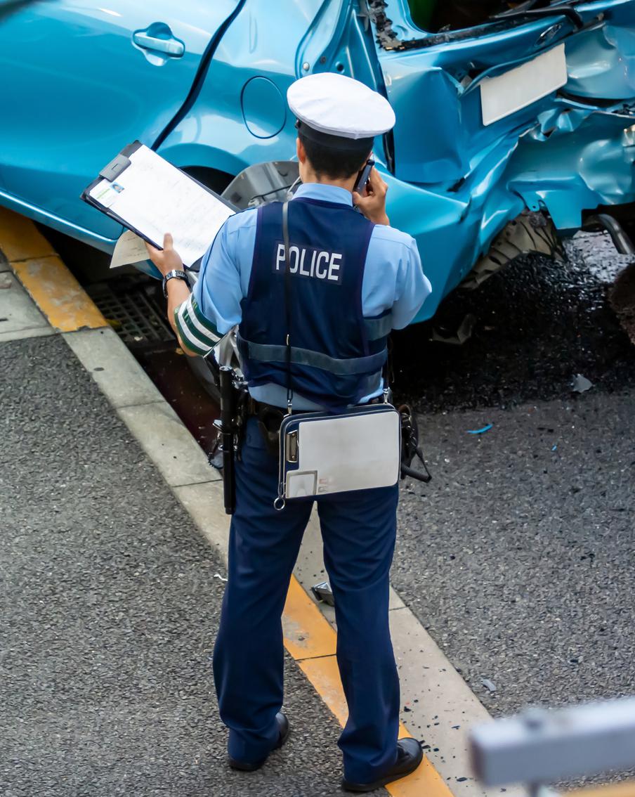 В Японии автомобиль врезался в здание супермаркета