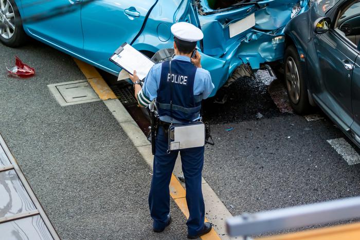 В Японии автомобиль врезался в здание супермаркета
