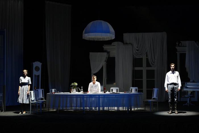 Слезами и аплодисментами стоя встретили зрители премьеру в Малом театре