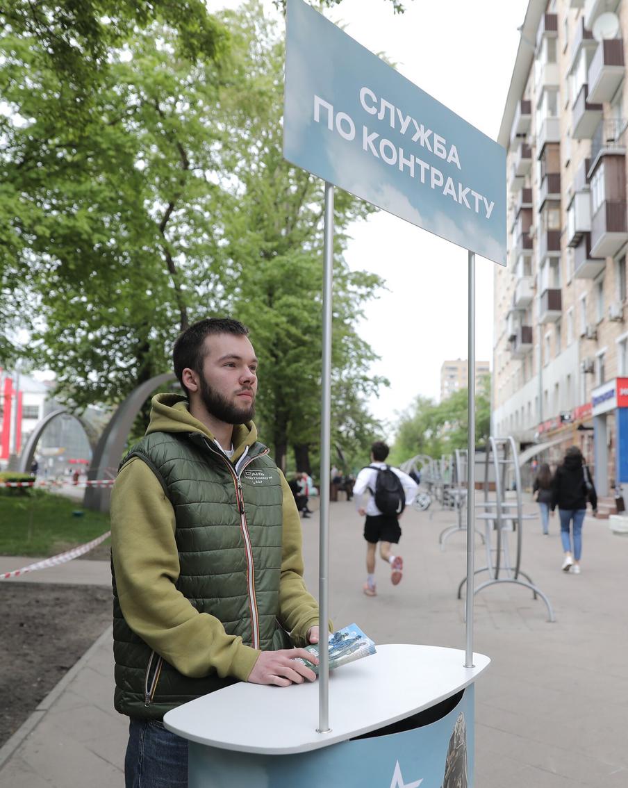Волонтёры рассказали, кто чаще всего интересуется подробностями о службе по контракту