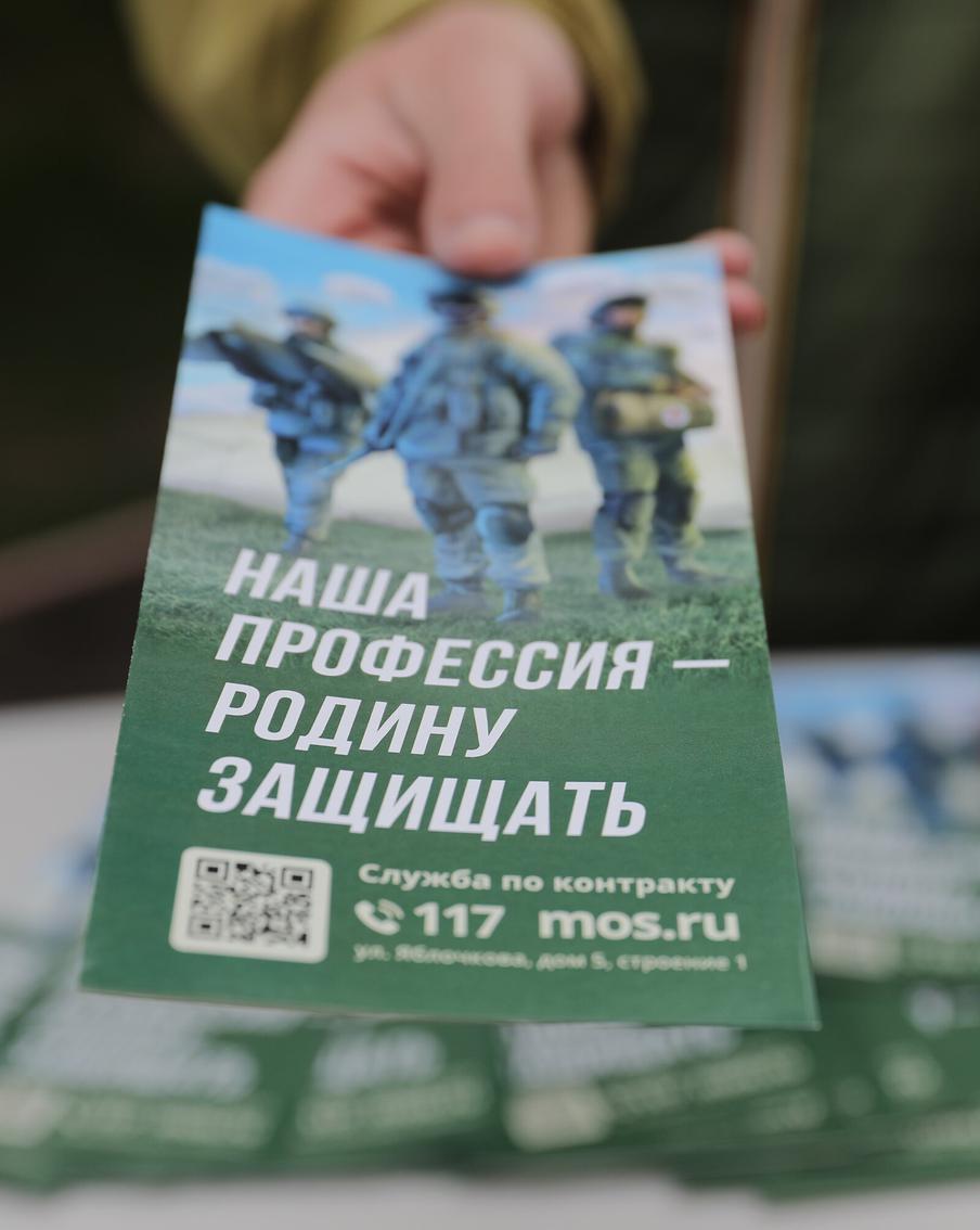 Художники и музыканты вдохновляются общением с контрактниками: российский рэпер Рич рассказал о посещении столичного пункта отбора