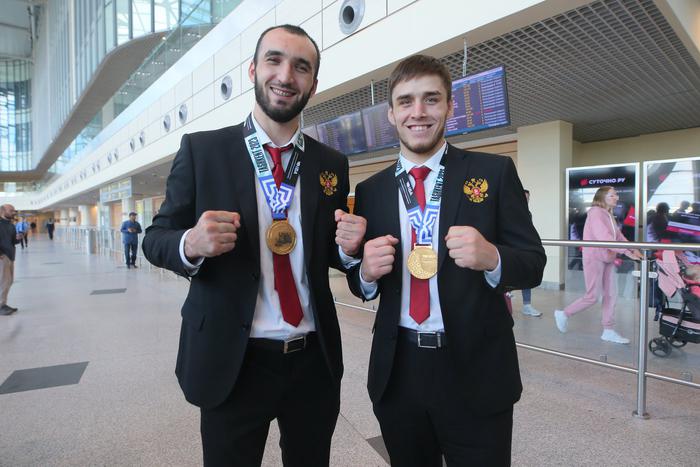 Чемпионов мира по боксу встретили "Катюшей" триумфаторы турнира в Ташкенте вернулись в Москву